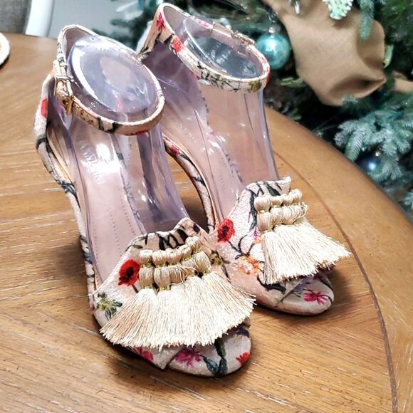 Gianni Bini Tan Huh heels, Floral pattern, Tan tassels, 4 inches, Size 6.5 - Picture 1 of 11